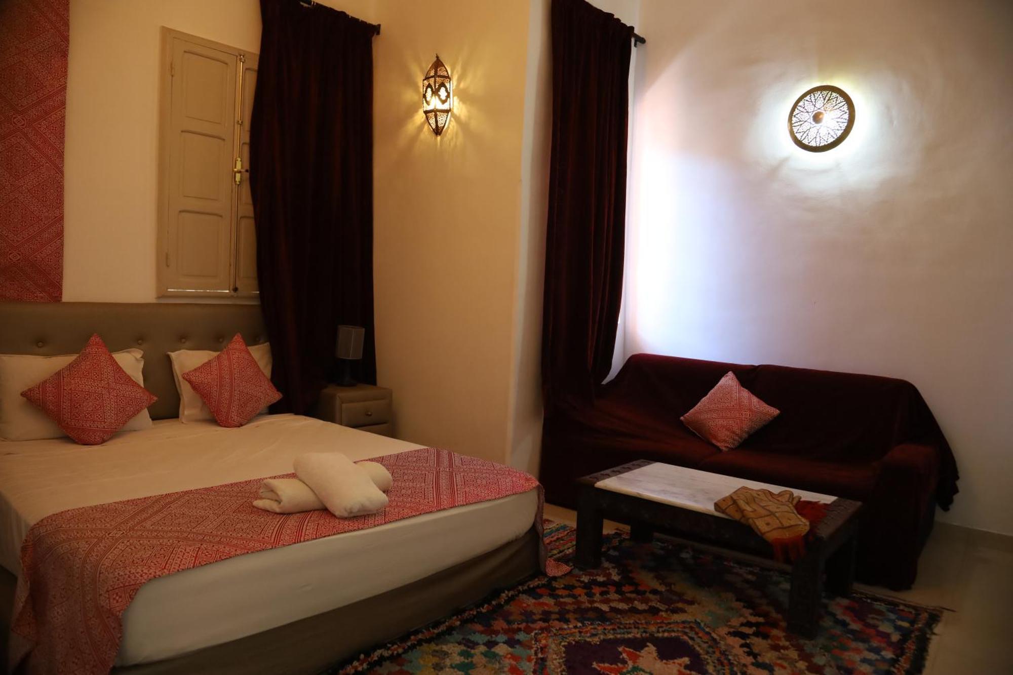 رياد La Rose Des Sables *